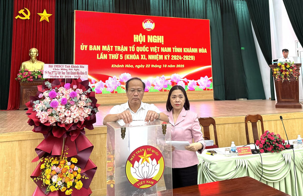 Các đại biểu bỏ phiếu giới thiệu các chức danh Chủ tịch và các Phó Chủ tịch Ủy ban Mặt trận Tổ quốc Việt Nam tỉnh nhiệm kỳ 2025 -2030. (ảnh Thùy Trang)
