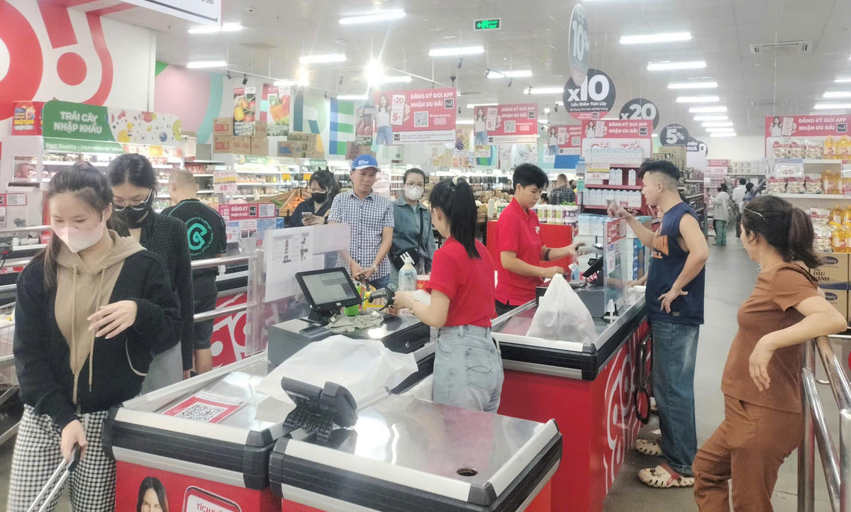 Người dân mua thực phẩm tại siêu thị Go, phường Tam Kỳ. Ảnh: Chí Đại.