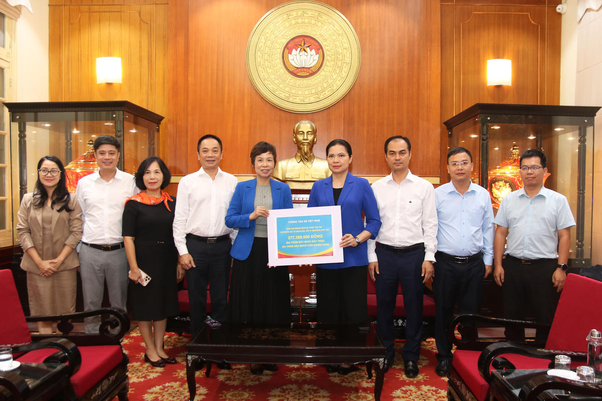 Phó Chủ tịch Hà Thị Nga tiếp nhận ủng hộ từ Thông tấn xã Việt Nam. Ảnh: Tiến Đạt.