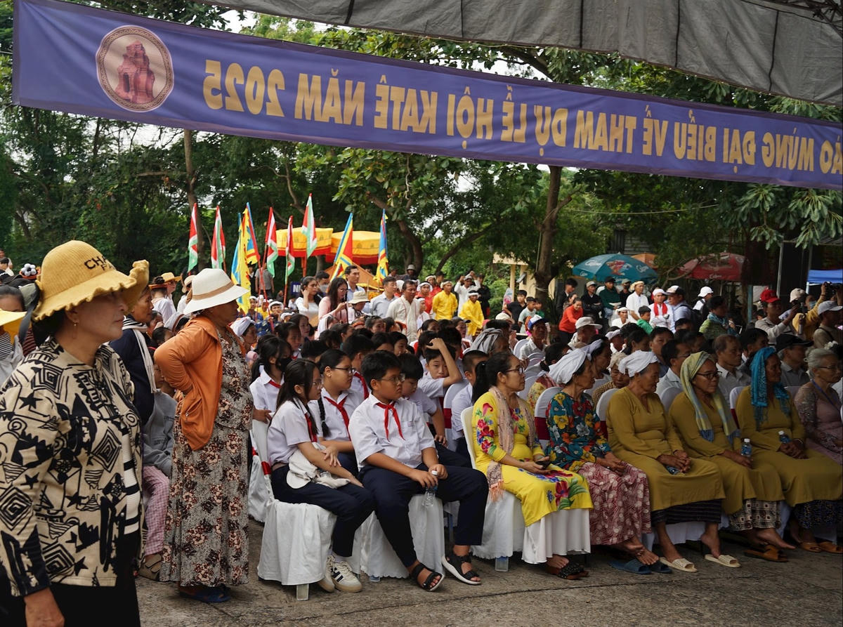 Nhân dân và du khách tại Lễ hội Katê. (ảnh X.H)