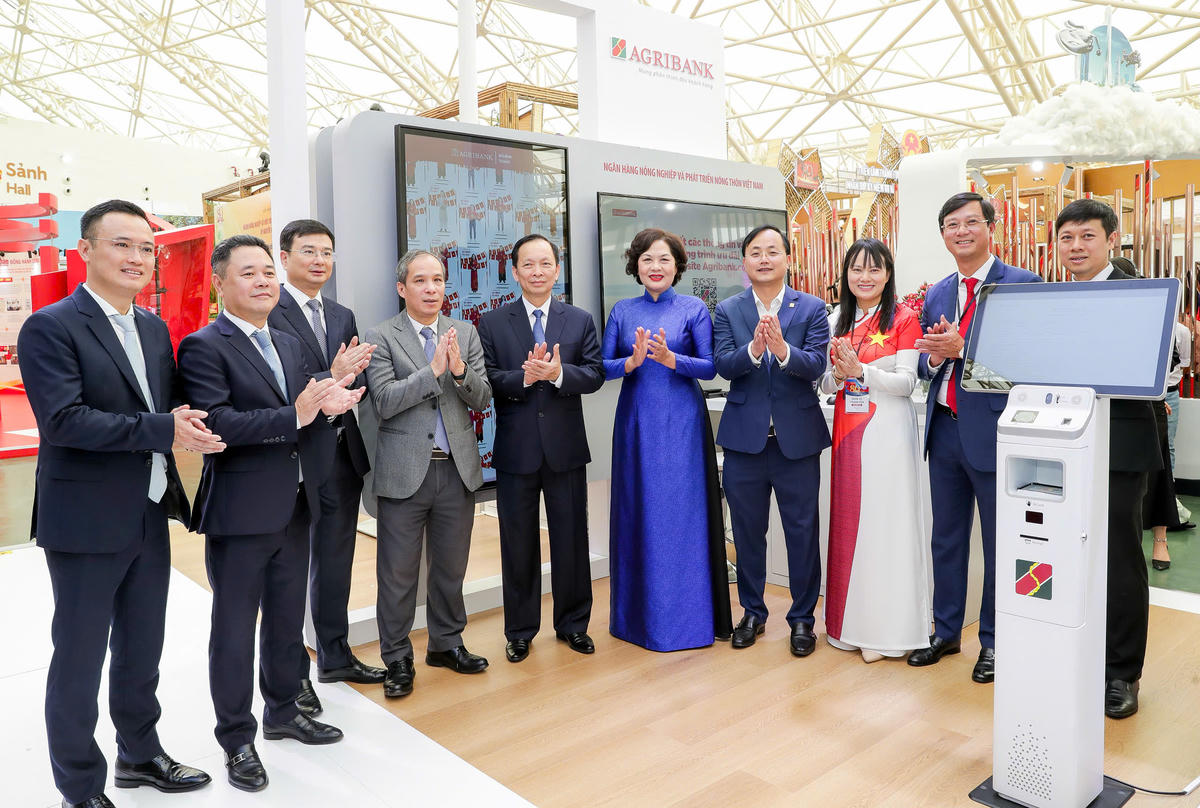 Lãnh đạo Ngân hàng Nhà nước tại khu trưng bày chuyển đổi số của Agribank tại Triển lãm thành tựu đất nước “80 năm hành trình Độc lập – Tự do – Hạnh phúc”