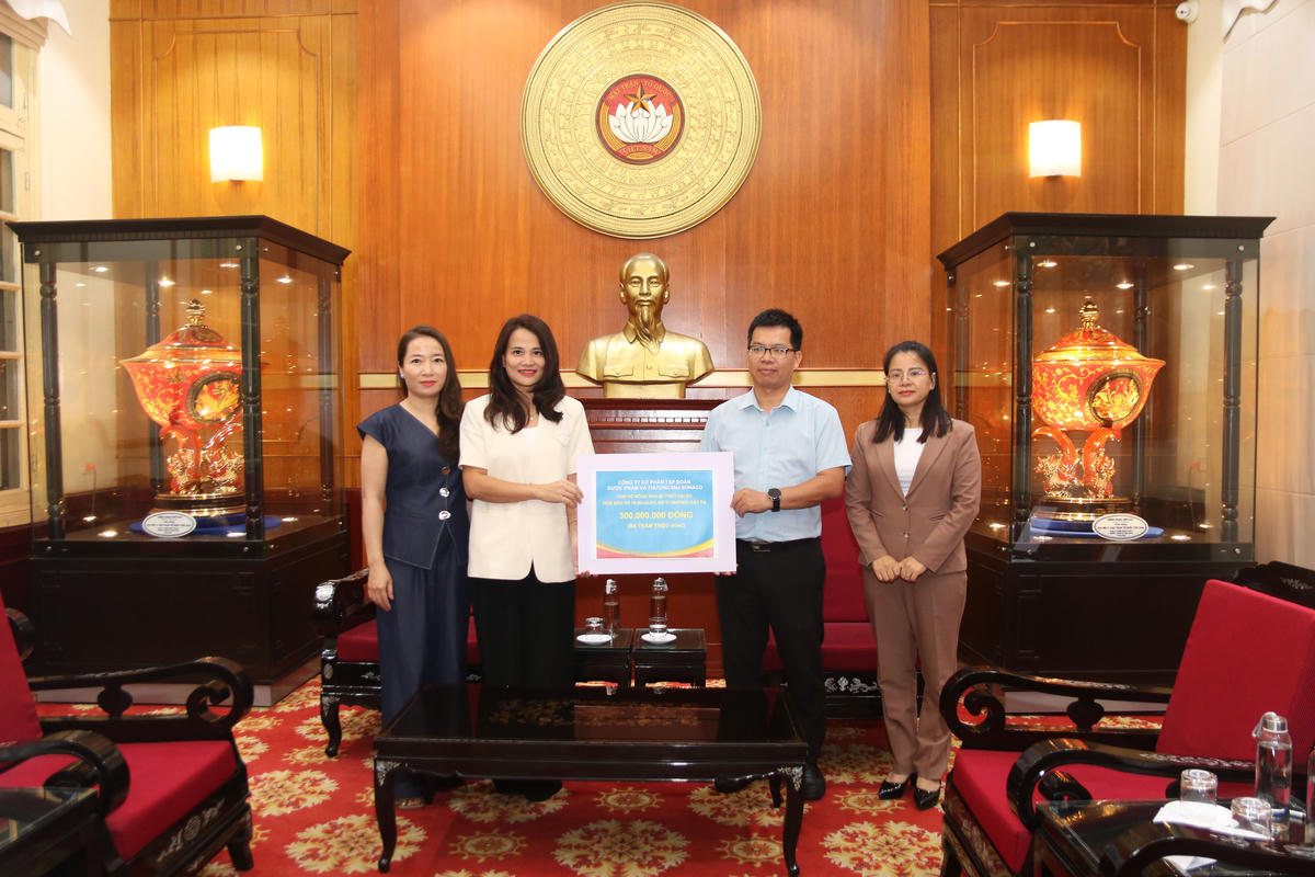 Ông Lê Thanh Tú tiếp nhận ủng hộ từ Công ty Cổ phần Tập đoàn Dược phẩm và Thương mại Sohaco. Ảnh: Tiến Đạt.