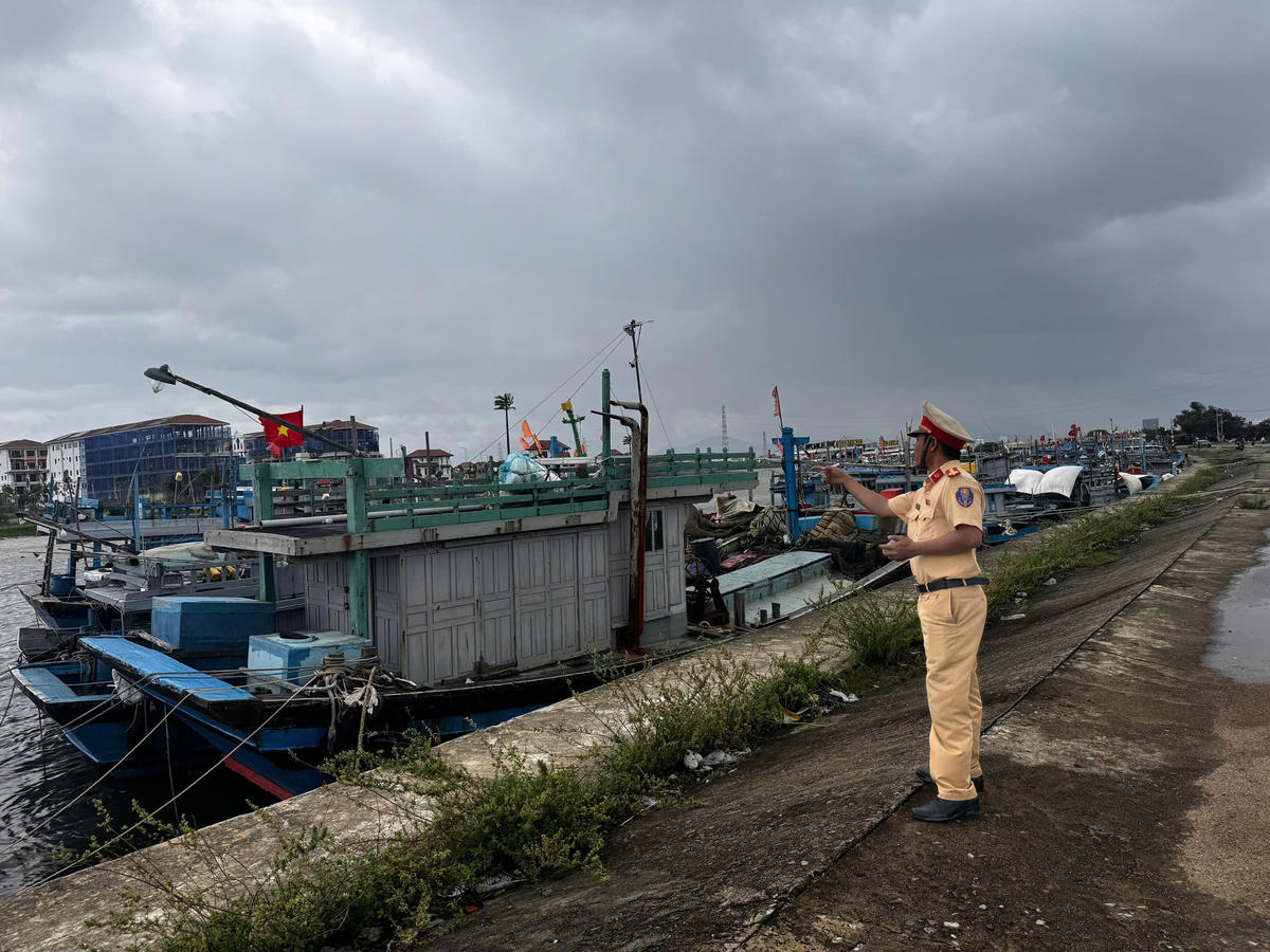 Tàu cá neo đậu tại sông Cổ Cò. Ảnh: Nguyễn Tú.