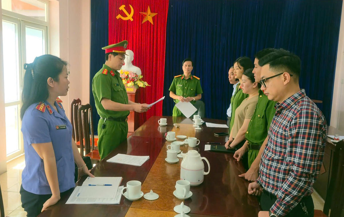 Lực lượng chức năng đọc lệnh khởi tố Đinh Thị Diệu Hoa. Ảnh: Tống Huệ.