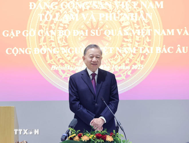 Tổng Bí thư Tô Lâm gặp gỡ cán bộ Đại sứ quán Việt Nam và cộng đồng người Việt tại Bắc Âu. (Ảnh: Thống Nhất/TTXVN)