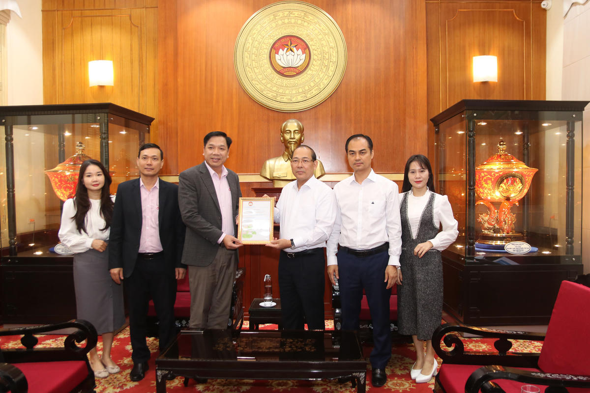 Phó Chủ tịch Hoàng Công Thủy trao Thư cảm ơn cho Ngân hàng Chính sách xã hội. Ảnh: Tiến Đạt.