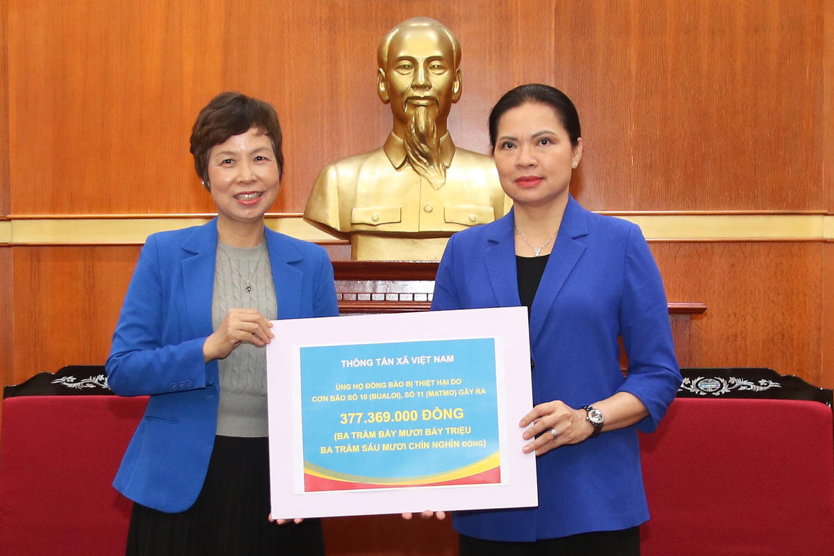 Phó Chủ tịch UBTƯ MTTQ Việt Nam&nbsp;Hà Thị Nga tiếp nhận ủng hộ từ&nbsp;Thông tấn xã Việt Nam. Ảnh: Tiến Đạt.