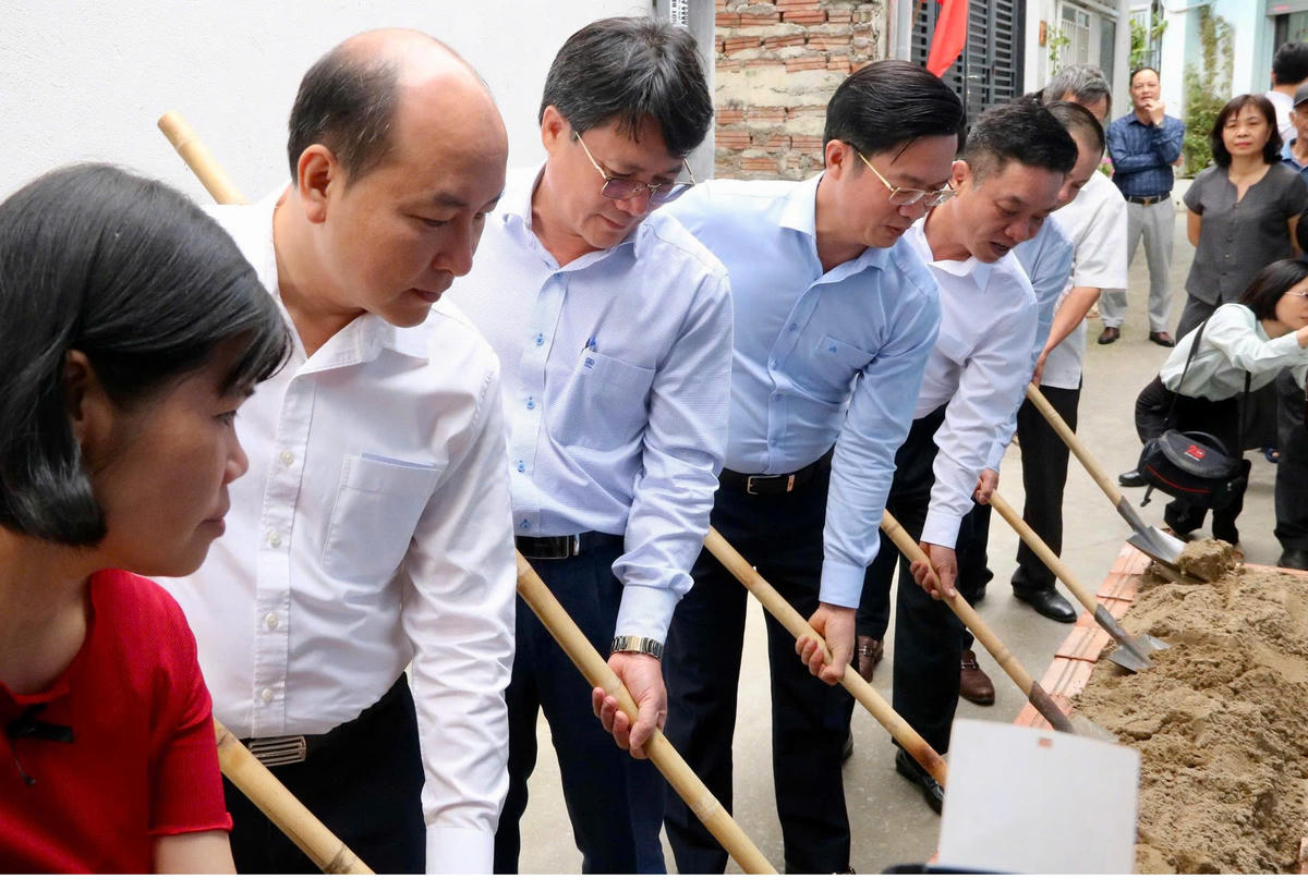 Lãnh đạo MTTQ Việt Nam thành phố cùng gia đình ông Nguyễn Hữu Liên khởi công nhà Đại đoàn kết. Ảnh: PT.&nbsp;