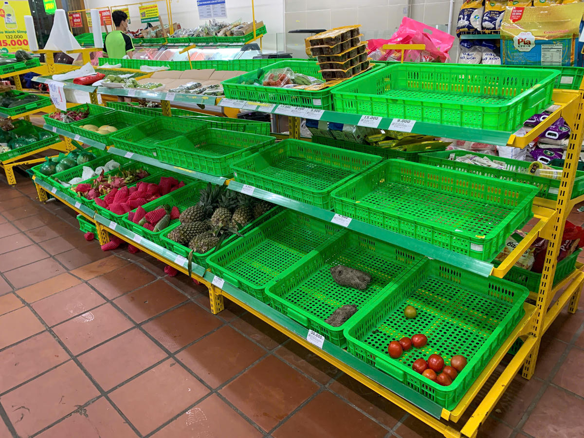 Mặt hàng rau, củ, quả được mua nhiều nên một số cửa hàng nhỏ thiếu cục bộ. Ảnh: Nguyễn Tú.