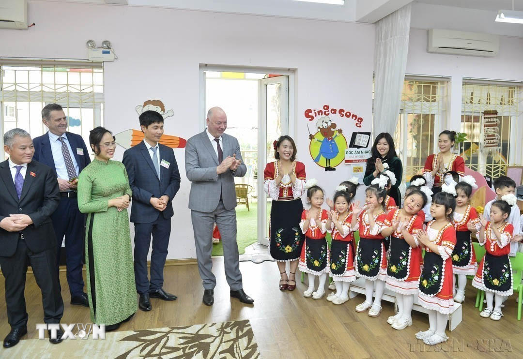 Chủ tịch Quốc hội Bulgaria Rossen Jeliazkov thăm Trường mầm non Việt Nam-Bulgaria (Hà Nội, 2024). (Ảnh: Minh Đức/TTXVN)