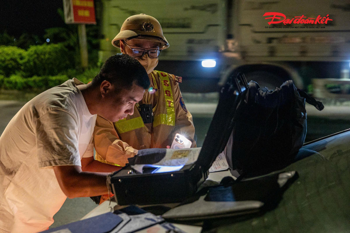 Tài xế chấp thuận với lỗi vi phạm, ký vào biên bản.