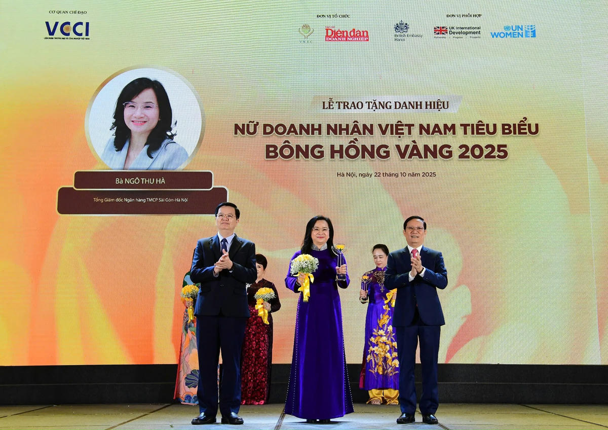 Phó Thủ tướng Chính phủ Mai Văn Chính và Chủ tịch VCCI Phạm Tấn Công trao danh hiệu Bông Hồng Vàng cho nữ doanh nhân Ngô Thu Hà - Tổng Gíam đốc Ngân hàng TMCP SHB. Ảnh:H.H.