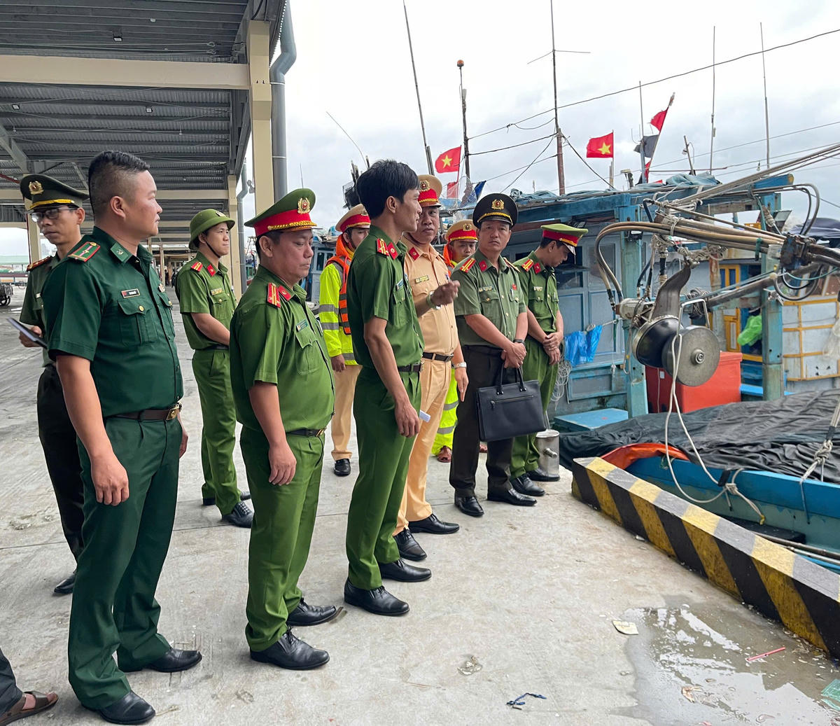 Thượng tá Trần Minh Nguyên, Phó Giám đốc Công an TP Đà Nẵng kiểm tra âu thuyền Thọ Quang. Ảnh: Nguyễn Tú.