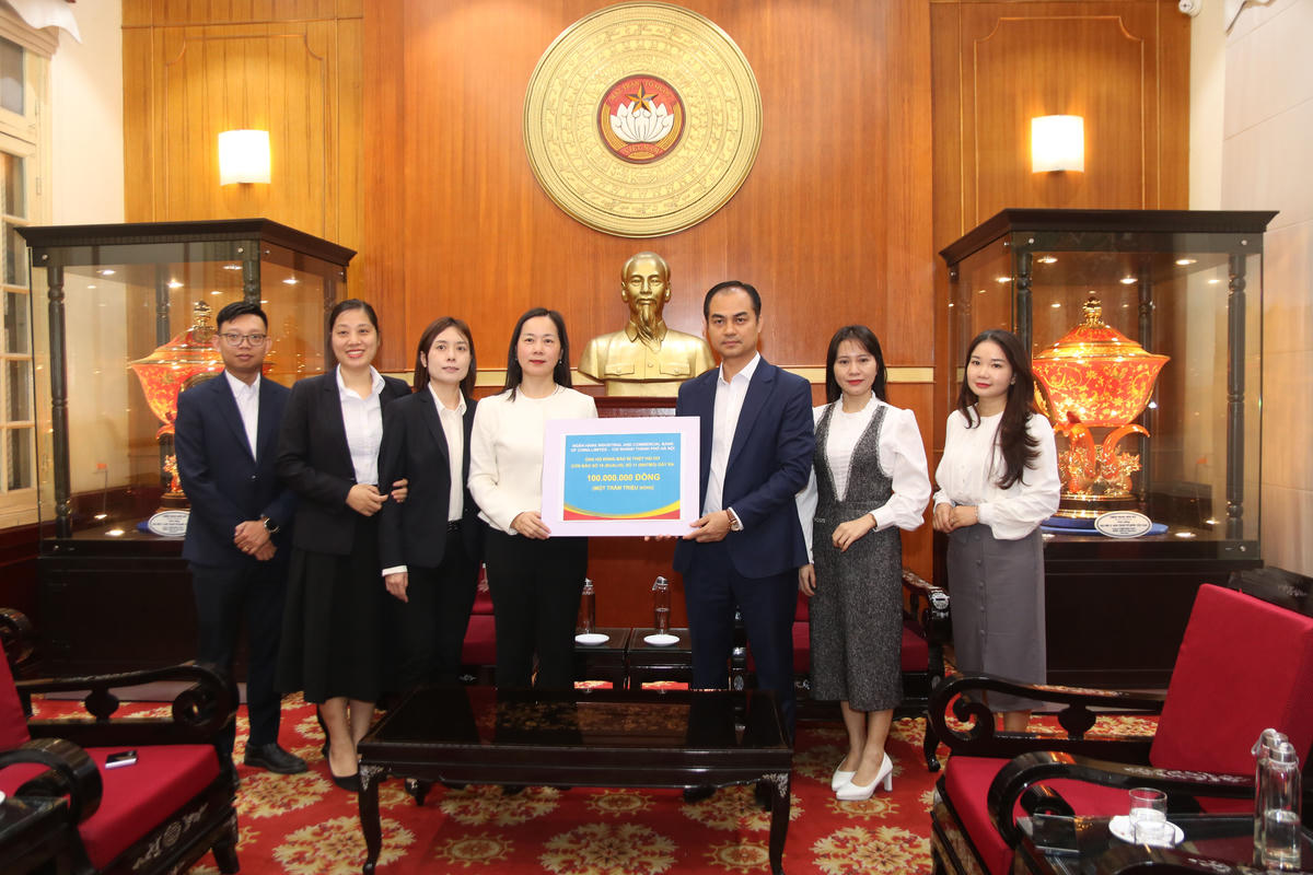 Ông Vũ Chí Hòa tiếp nhận ủng hộ từ Ngân hàng Industrial and Commercial Bank of China Limited - Chi nhánh thành phố Hà Nội. Ảnh: Tiến Đạt.