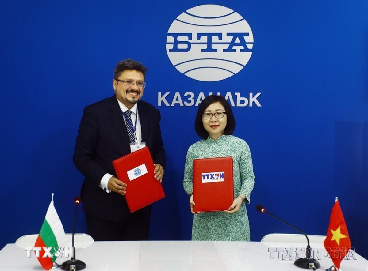 Phó Tổng Giám đốc TTXVN Đoàn Thị Tuyết Nhung và Tổng Giám đốc Hãng thông tấn Bulgaria (BTA) Kiril Valchev ký kết Thỏa thuận hợp tác trao đổi nghiệp vụ giữa hai hãng thông tấn (Sofia, 2023). (Ảnh: Phương Hà/TTXVN)
