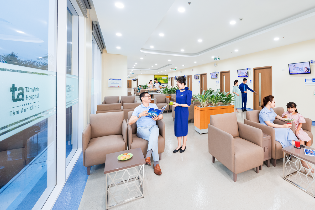 Khu khám VIP Phòng khám Đa khoa Tâm Anh Cầu  Giấy được thiết kế như một “phòng chờ hạng thương gia” sang trọng, yên tĩnh. Có phòng chờ, quầy tiếp đón riêng, phục vụ nước, trà, wifi, báo/tạp chí… giúp khách hàng thư giãn trong quá trình chờ khám. . Ảnh: BVĐK Tâm Anh