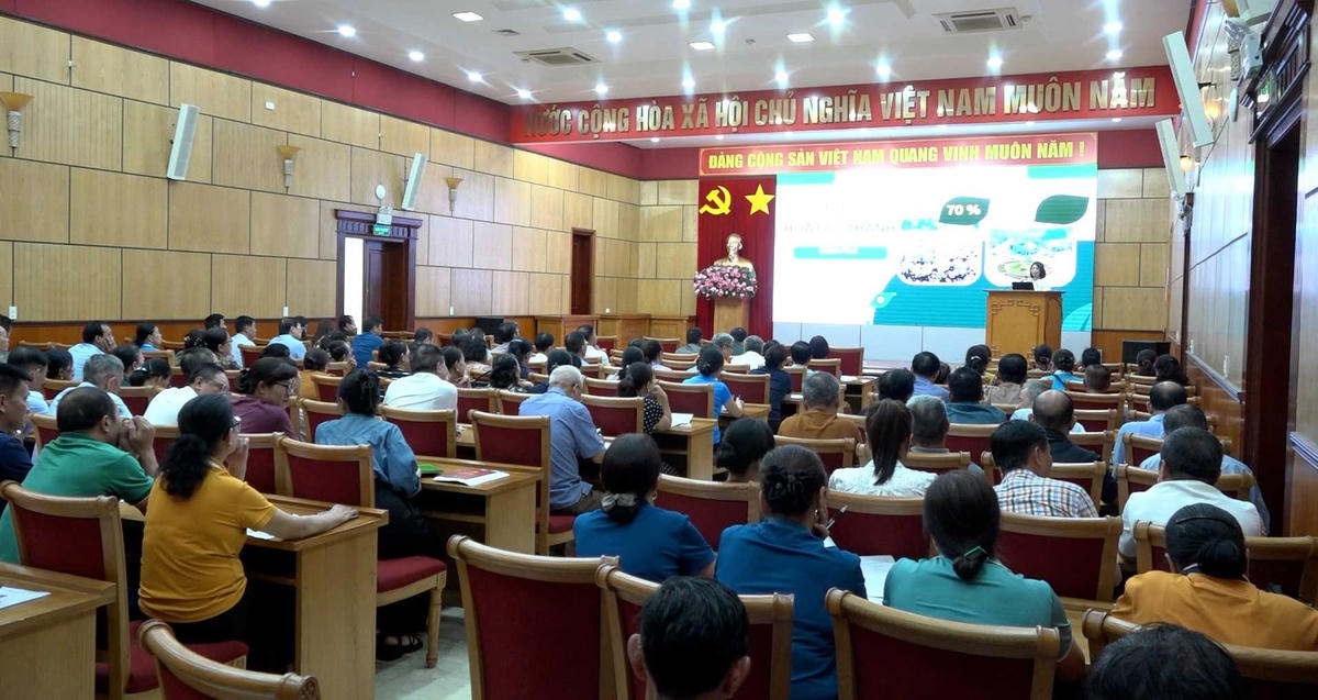 Tháng 8/2025, Sở Tư pháp tỉnh Quảng Ninh phối hợp với UBND phường Cẩm Phả tổ chức hội nghị tập huấn, bồi dưỡng kỹ năng, nghiệp vụ cho đội ngũ hòa giải viên trên địa bàn phường. Ảnh: Phương Thảo.