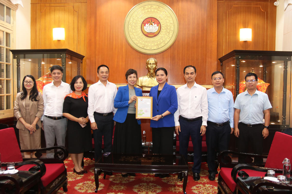 Phó Chủ tịch Hà Thị Nga trao Thư cảm ơn cho Thông tấn xã Việt Nam. Ảnh: Tiến Đạt.