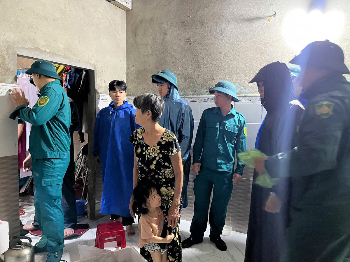 Sơ tán người dân trong các ngôi nhà thấp trúng. Ảnh: Nguyễn Tú.