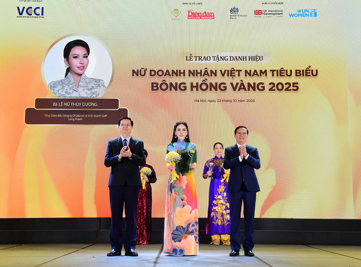 Phó Thủ tướng Chính phủ Mai Văn Chính và Chủ tịch VCCI Phạm Tấn Công trao danh hiệu Bông Hồng Vàng cho bà Lê Nữ Thùy Dương.