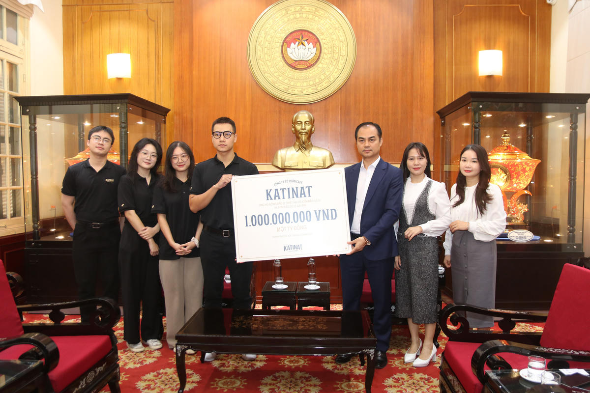 Ông Vũ Chí Hòa, Phó Trưởng ban Công tác xã hội Cơ quan UBTƯ MTTQ Việt Nam tiếp nhận ủng hộ từ Công ty Cổ phần Cafe Katinat. Ảnh: Tiến Đạt.