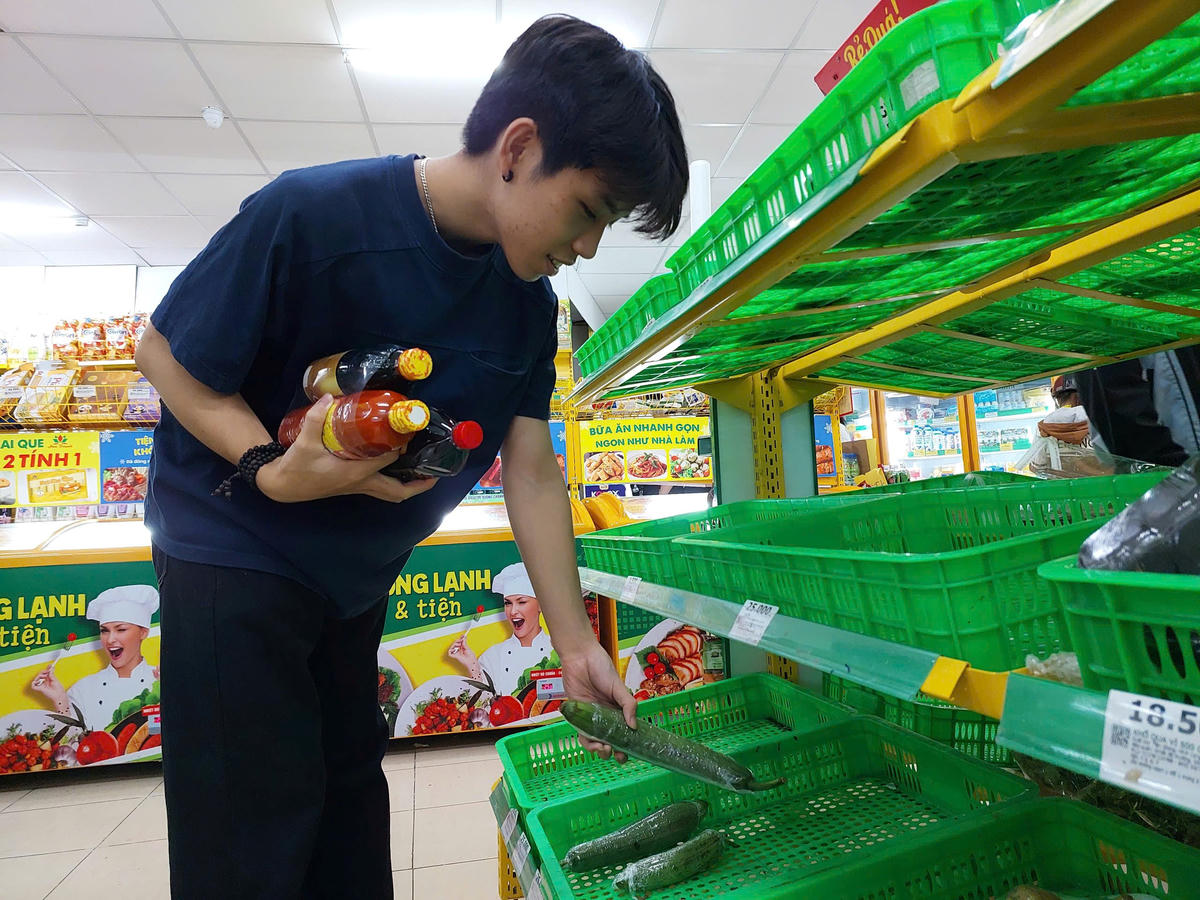 Anh Trần Anh Đức mua hàng thực phẩm cho dự trữ 2 đến 3 ngày. Ảnh: Chí Đại.