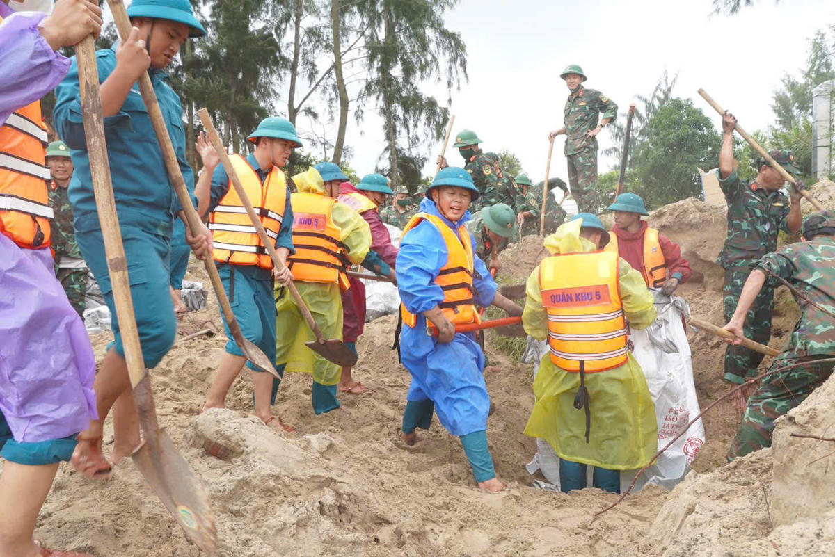 Chiến sĩ đang gia cố bờ biển Cửa Đại bị sạt lở nghiệm trọng. Ảnh: CV.