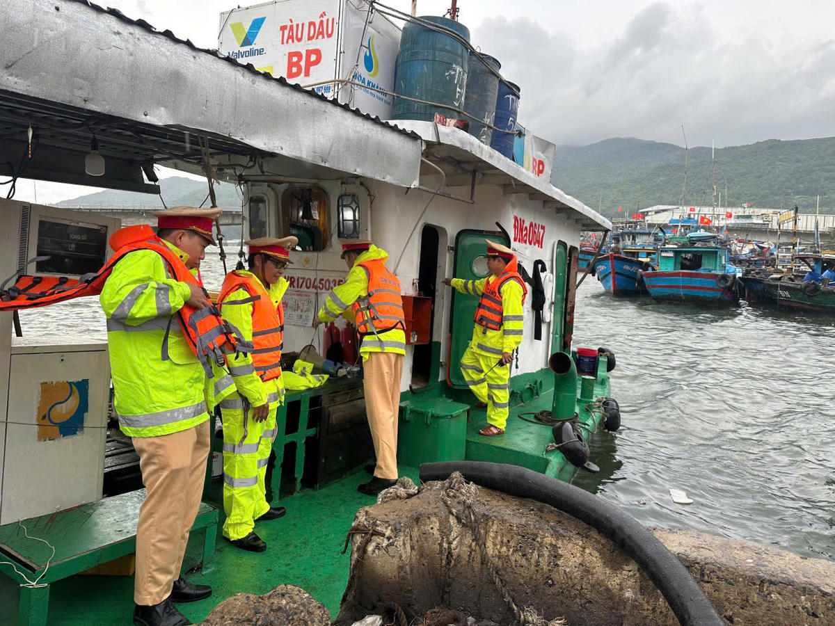 Đảm bảo an toàn các tàu dầu neo đậu, phòng chống cháy nổ tại âu thuyền. Ảnh: Nguyễn Tú.
