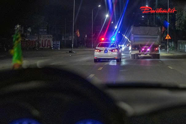 Theo ghi nhận của PV Báo Đại đoàn kết, rạng sáng 22/10 Đội CSGT số 9, sau quá trình họp tại đơn vị, Trung tá Nguyễn Anh Tú (Phó Đội trưởng) triển khai cán bộ, chiến sỹ thành nhiều tổ công tác trong đó có hóa trang bí mật tuần tra địa bàn, khi phát hiện phương tiện nghi vấn vi phạm sẽ thông báo phối hợp với tổ công khai chặn dừng, xử lý theo quy định.