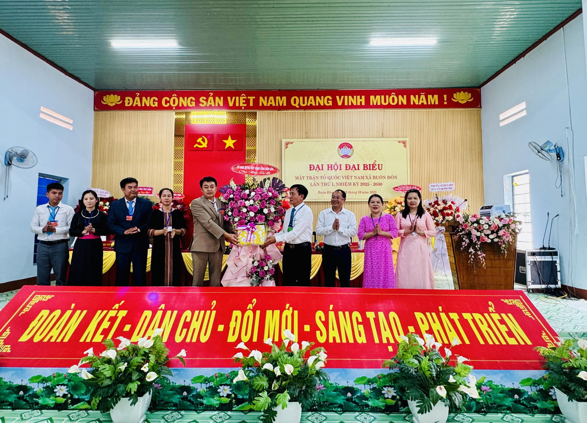 Ông Lê Bá Cảnh, Phó Chủ tịch Ủy ban MTTQ Việt Nam tỉnh Đắk Lắk tặng hoa chúc mừng đại hội. Ảnh: Thanh Nga.