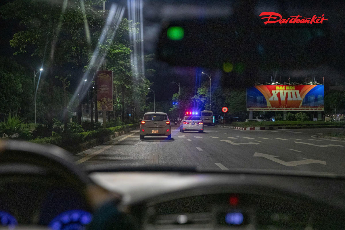 Đêm ngày 21/10 Phòng CSGT Công an TP Hà Nội đồng loạt triển khai lực lượng tuần tra các tuyến đường trọng điểm để xử lý xe tải, xe chở vật liệu xây dựng, xe bồn trộn bê tông như: chở quá khổ, quá tải, rơi vãi vật liệu, cơi nới thành thùng, biển số mờ, che lấp biển số, tự ý lắp thêm còi đèn, vượt đèn đỏ…, vừa tiềm ẩn nguy cơ gây tai nạn, vừa ảnh hưởng đến vệ sinh môi trường và mỹ quan đô thị.