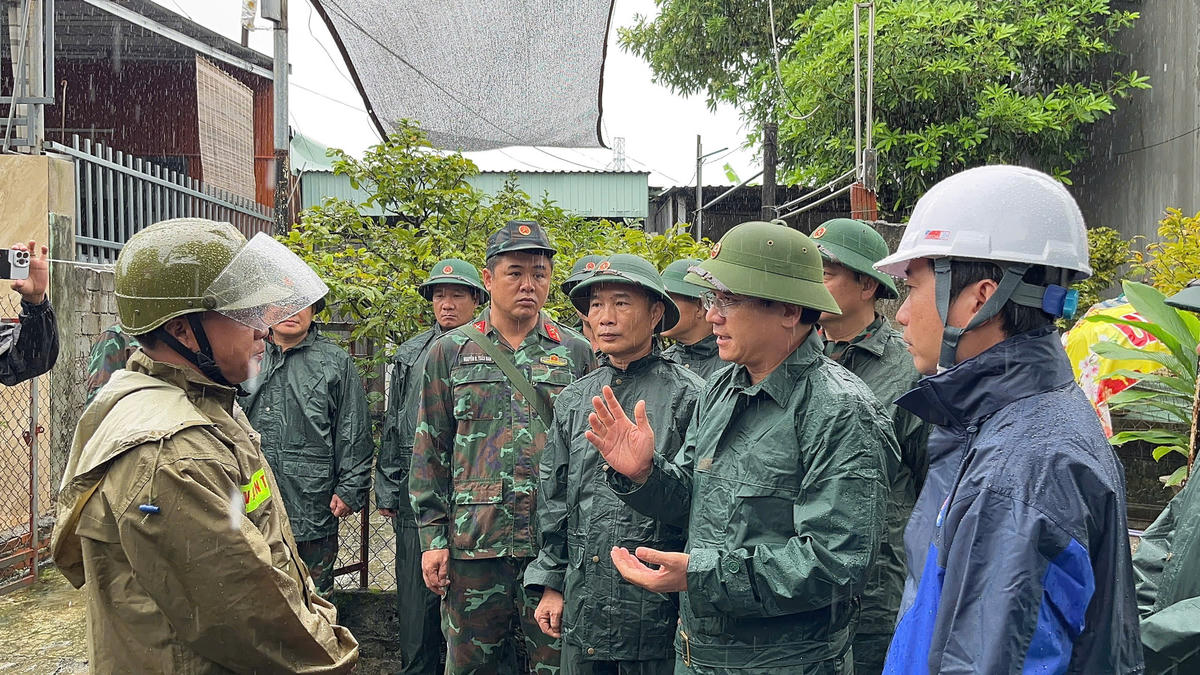 Đại tá Phan Đại Nghĩa lưu ý lực lượng địa phương ứng phó bão số 12. Ảnh: Nguyễn Tú.