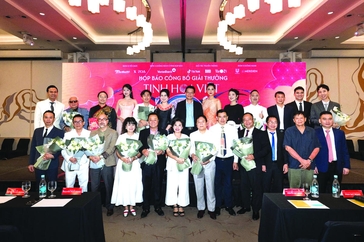 Ban Tổ chức, Ban Giám khảo và các Đại sứ Giải thưởng Tinh Hoa Việt.