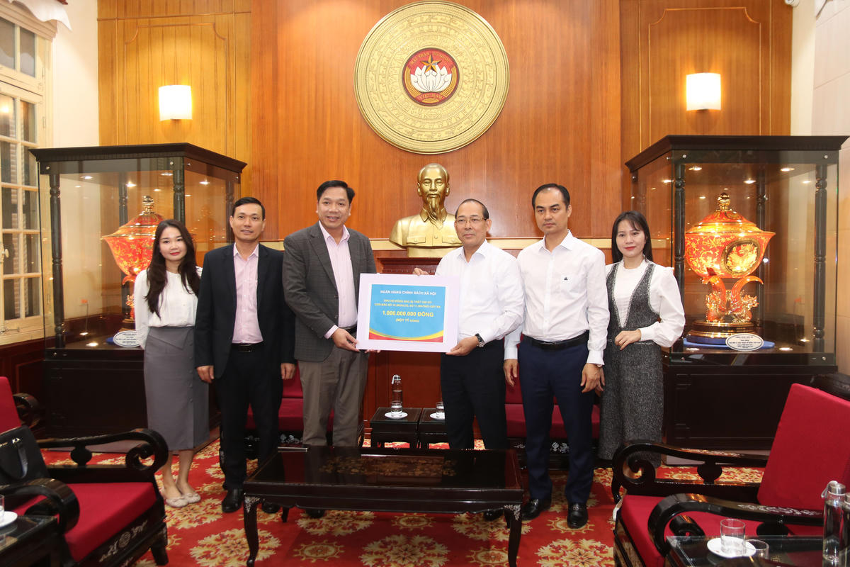 Phó Chủ tịch UBTƯ MTTQ Việt Nam Hoàng Công Thủy tiếp nhận ủng hộ từ&nbsp;Ngân hàng Chính sách xã hội. Ảnh: Tiến Đạt.