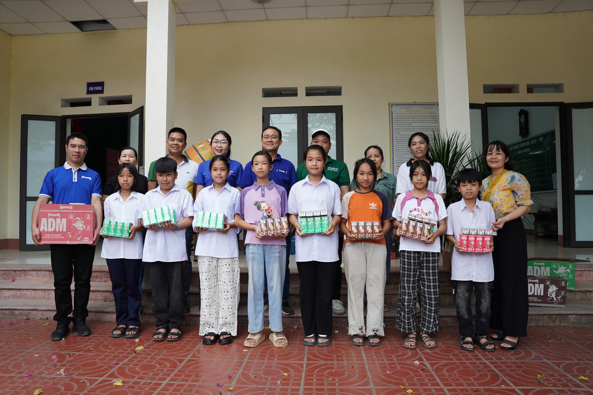 Các sản phẩm dinh dưỡng của Vinamilk được trao đến học sinh trường THCS Đồng Liên, phường Gia Sàng, tỉnh Thái Nguyên. Ảnh: Tịnh Không