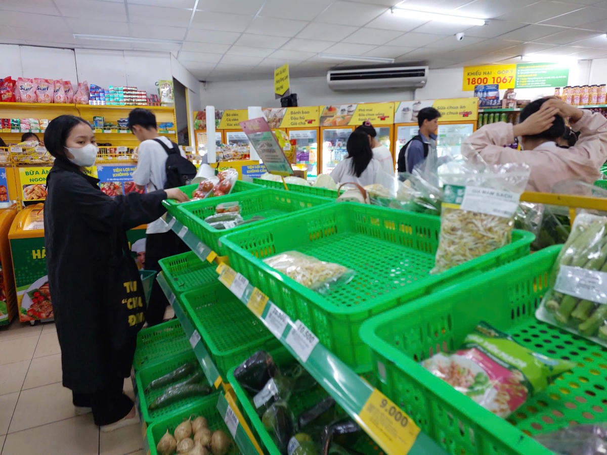 Nhiều mặt hàng trên các kệ siêu thị đã được người dân mua sạch. Ảnh: Tấn Thành.