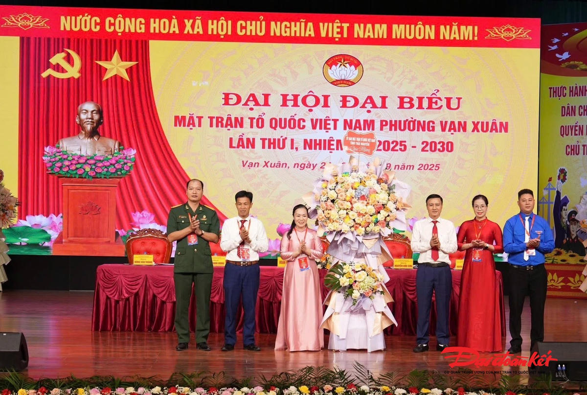 Ông Vũ Duy Hoàng, Ủy viên BTV Tỉnh ủy, Phó Chủ tịch Thường trực Ủy ban MTTQ tỉnh Thái Nguyên tặng hoa chúc mừng Đại hội MTTQ phường Vạn Xuân lần thứ I, nhiệm kỳ 2025 - 2030. Ảnh: Thu Huệ.