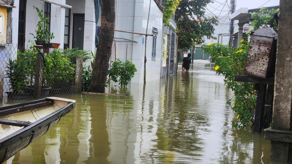 Tại một số địa phương ở thành phố Huế, triều cường dâng cao khiến nhiều khu vực bị ngập. Ảnh: N.D.