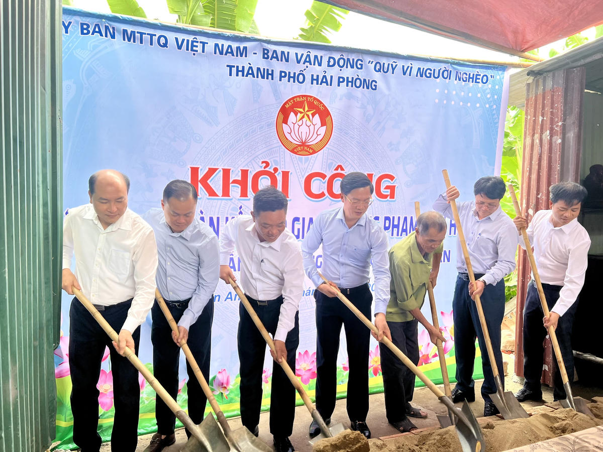 Lãnh đạo MTTQ Việt Nam thành phố cùng gia đình ông Phạm Văn Hùng khởi công xây dựng nhà Đại đoàn kết. Ảnh: PT.&nbsp;
