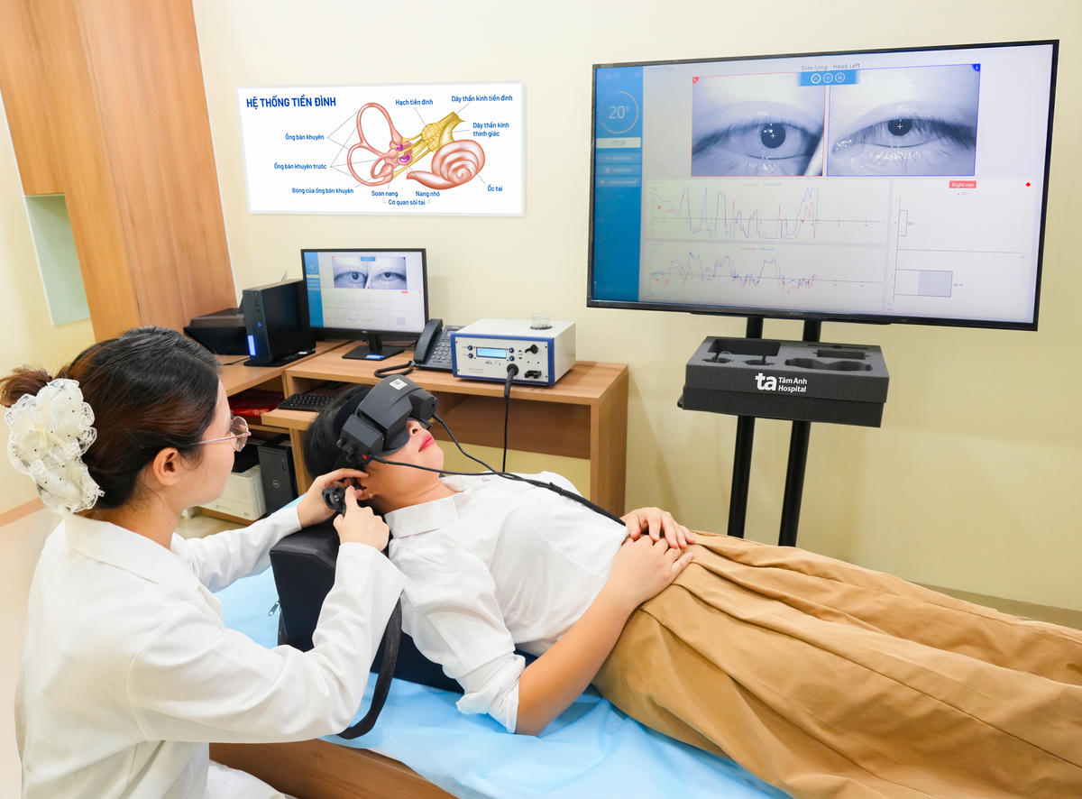 Hệ thống đo chức năng tiền đình Interacoustics tích hợp công nghệ ảnh động nhãn đồ (VNG) ứng dụng trí tuệ nhân tạo (AI) tại PKĐK Tâm Anh Cầu Giấy giúp bác sĩ xác định chính xác nguyên nhân rối loạn tiền đình, nâng hiệu quả điều trị rối loạn tiền đình ngoại biên lên hơn 70%, trong đó trường hợp do thạch nhĩ lạc chỗ có thể hồi phục tới 90%. . Ảnh: BVĐK Tâm Anh.