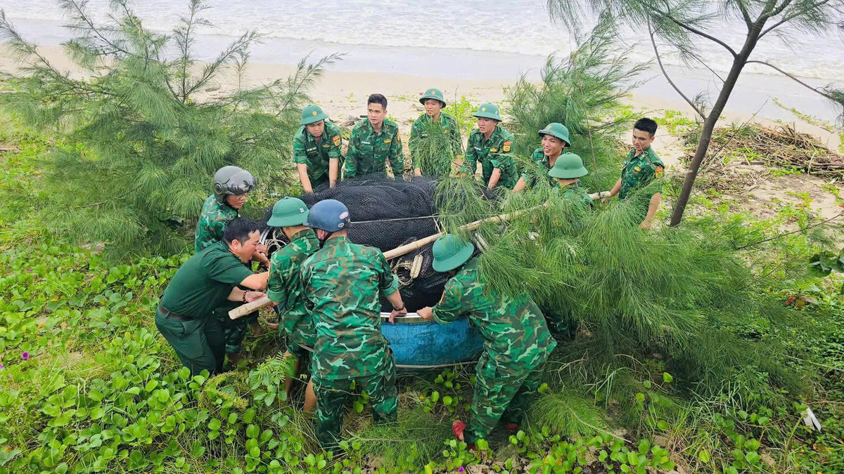 Bộ đội giúp dân đưa tàu thuyền trú tránh bão số 12. Ảnh: Nguyễn Tú