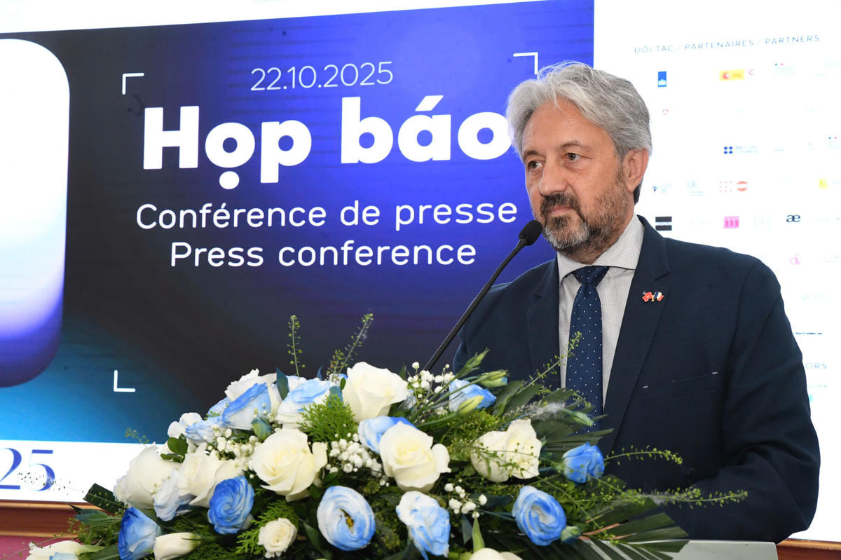Ông Eric Soulier - Tham tán Hợp tác và Hoạt động Văn hóa của Đại sứ quán Pháp tại Việt Nam &amp; Giám đốc Viện Pháp tại Việt Nam chia sẻ tại họp báo. Ảnh: Phạm Sỹ.
