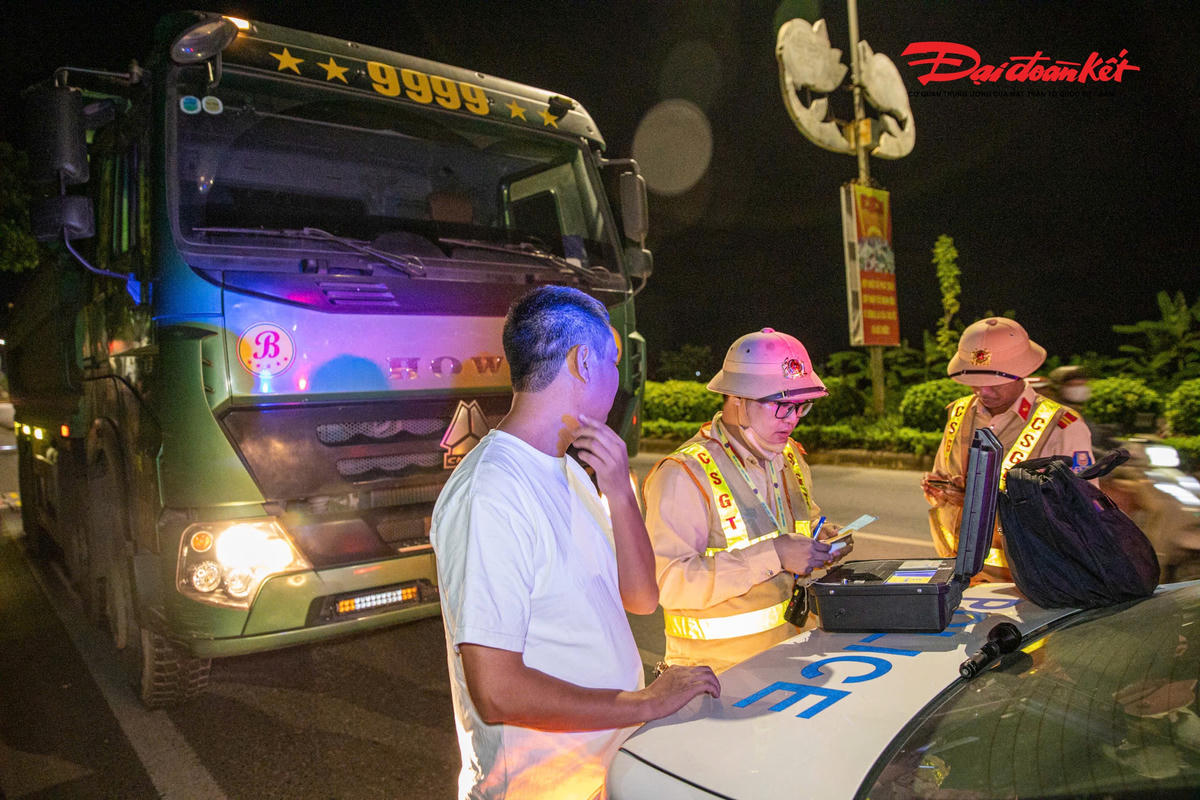 Qua kiểm tra nhanh tại chỗ, cán bộ CSGT nhận định, xe tải này vừa nhận hàng và đang trên đường vận chuyển. Tài xế lựa chọn thời gian nửa đêm vì nghĩ lúc này trời tối, khó quan sát nên có thể tránh được lực lượng CSGT. 