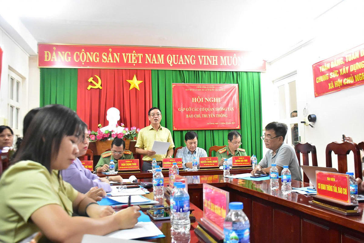 Quang cảnh buổi họp báo. Ảnh Nam Khôi.