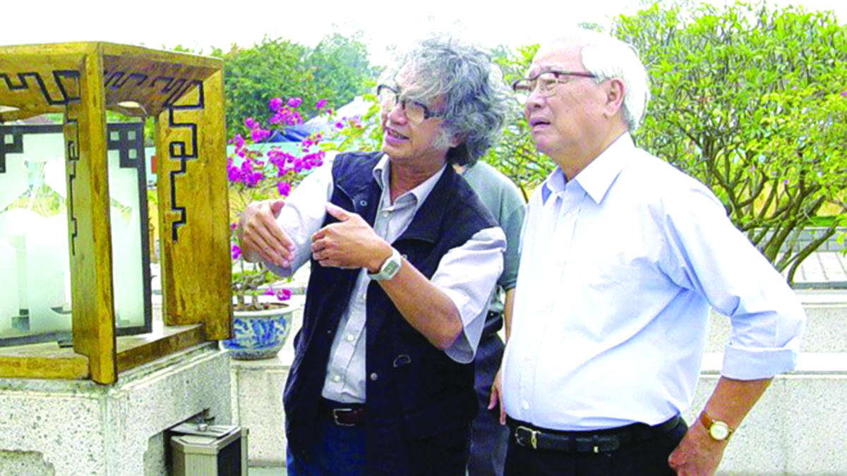 KTS Lê Hiệp trình bày với cố Thủ tướng Võ Văn Kiệt về phương án thiết kế Đài tưởng niệm Bắc Sơn.
