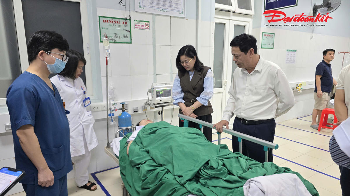 Bà Lê Thị Hoài Chung - Giám đốc Sở Y tế Nghệ An có mặt tại Bệnh viện Đa khoa Nghệ An thăm hỏi một số nạn nhân bị thương. Ảnh: TT