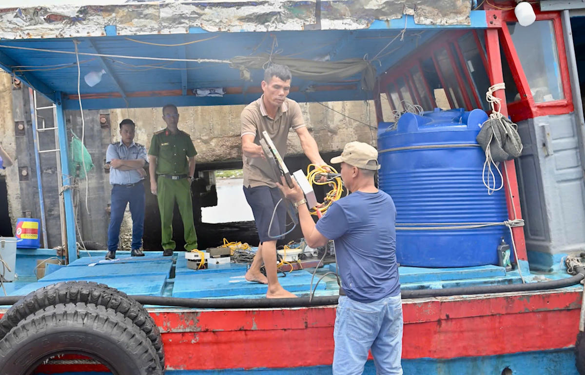Vụ việc 13 tàu cá cố tình tháo thiết bị giám sát hành trình để khai thác thủy sản trái phép trong vùng cấm lần đầu tiên xảy ra tại Quảng Ninh. Ảnh: Công an tỉnh Quảng Ninh.&nbsp;