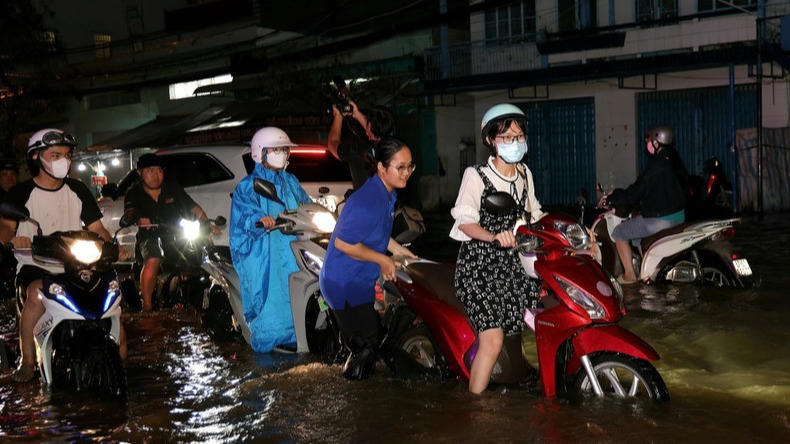 Nhiều khu vực tại Cần Thơ, TP Hồ Chí Minh chìm sâu trong nước triều cường