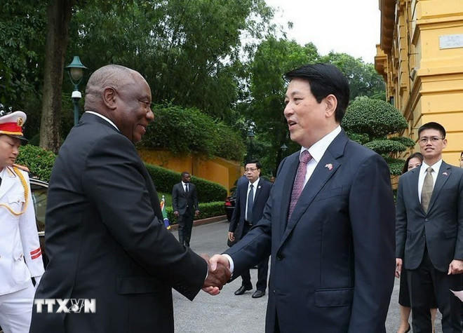 Chủ tịch nước Lương Cường đón Tổng thống Nam Phi Matamela Cyril Ramaphosa. (Ảnh: Lâm Khánh/TTXVN)