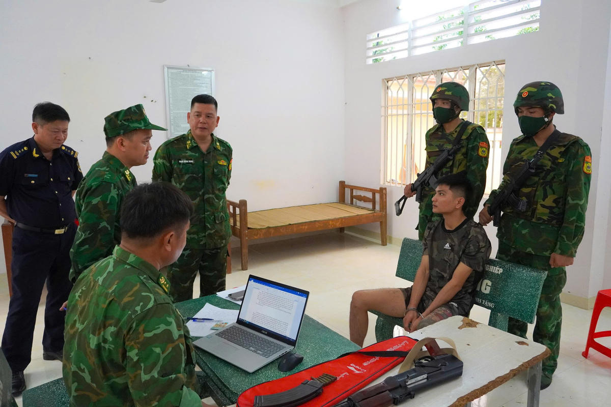 Lực lượng chức năng tiến hành lấy lời khai, làm rõ mục đích mang vũ khí của đối tượng. Ảnh: B.P.